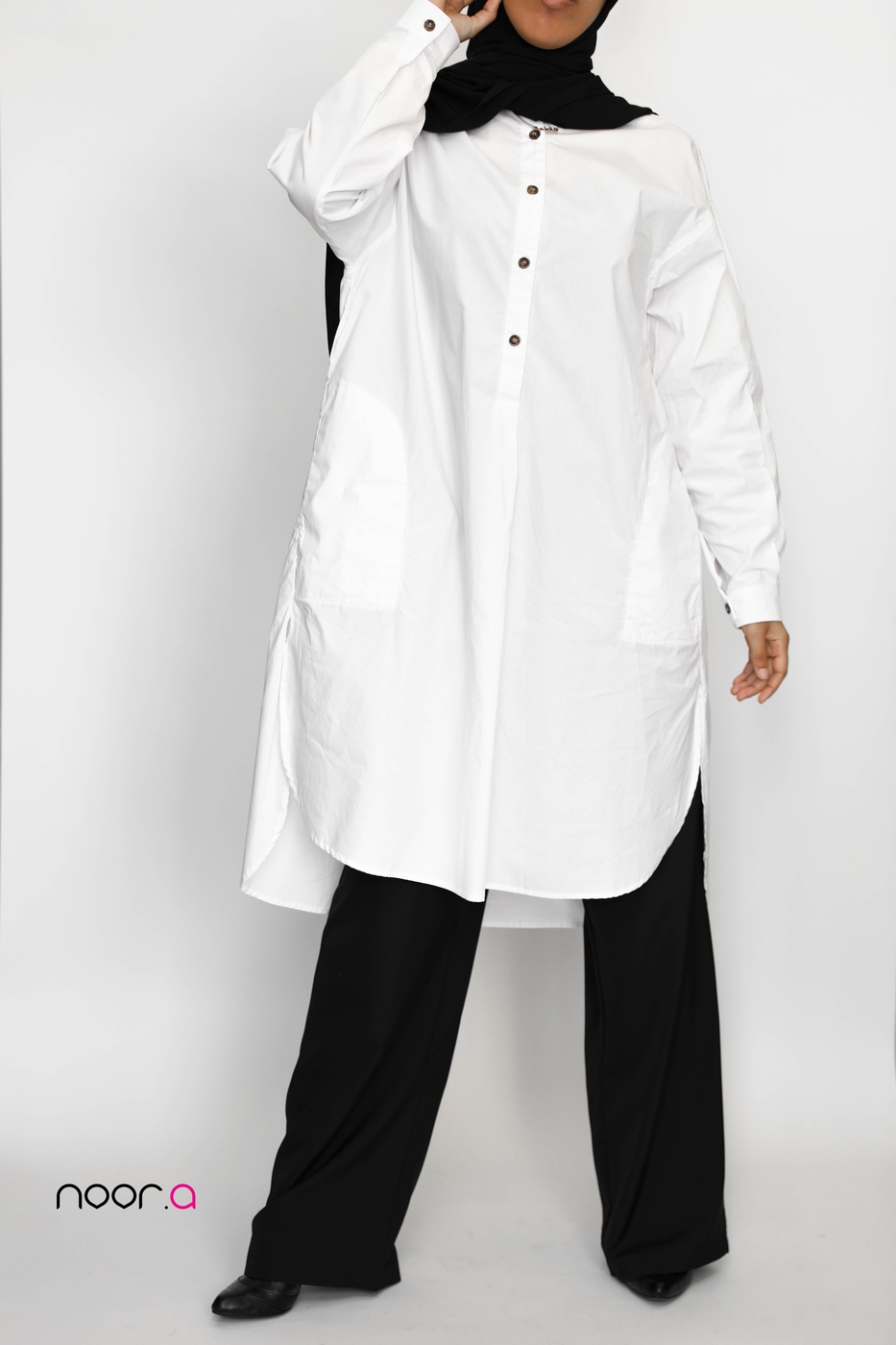 chemise-longue-oversize-blanche-hijab-soie-de-medine-noir (2)