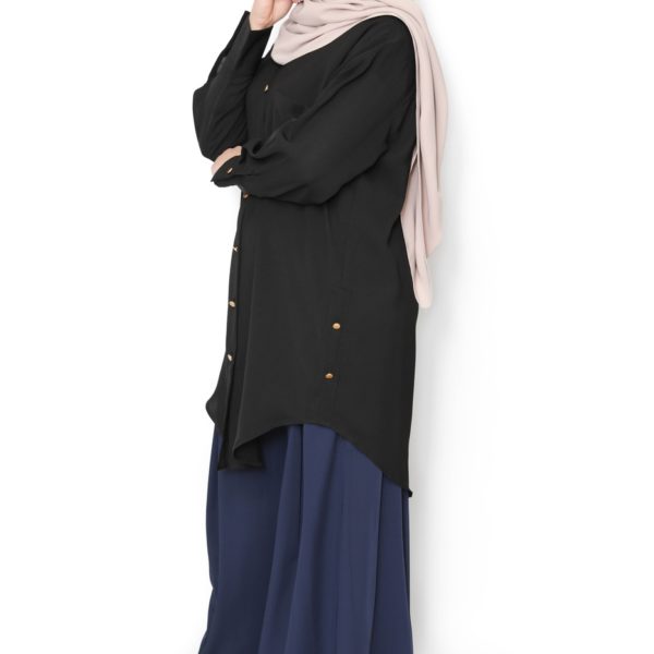 chemise-oversize-noir-pantalon-large-bleu-marine-hijab-maxi-carré-nude (4)