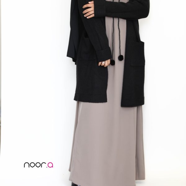 gilet-epais-noir-robe-longue-safa-taupe-hijab-soie-de-medine-noir (4)