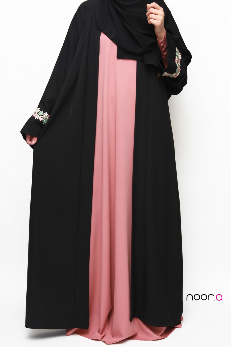 kimono-noir-manches-papillon-hijab-soie-de-medine-plissé-noir (2)