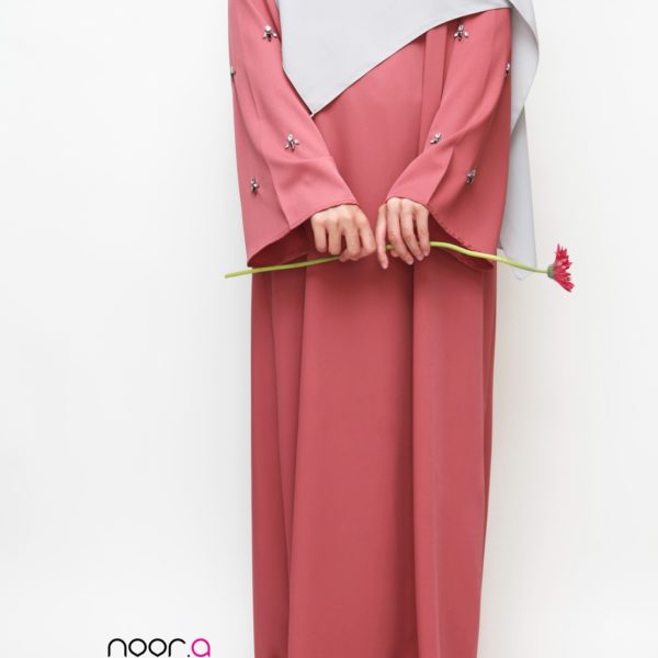 robe-abaya-anika-bois-de-rose-hijab-soie-de-medine-gris
