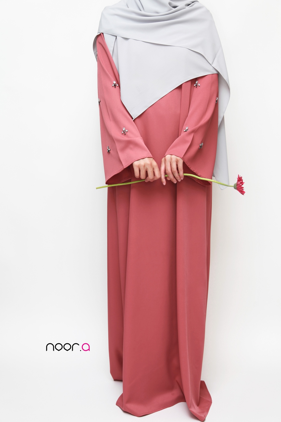 robe-abaya-anika-bois-de-rose-hijab-soie-de-medine-gris