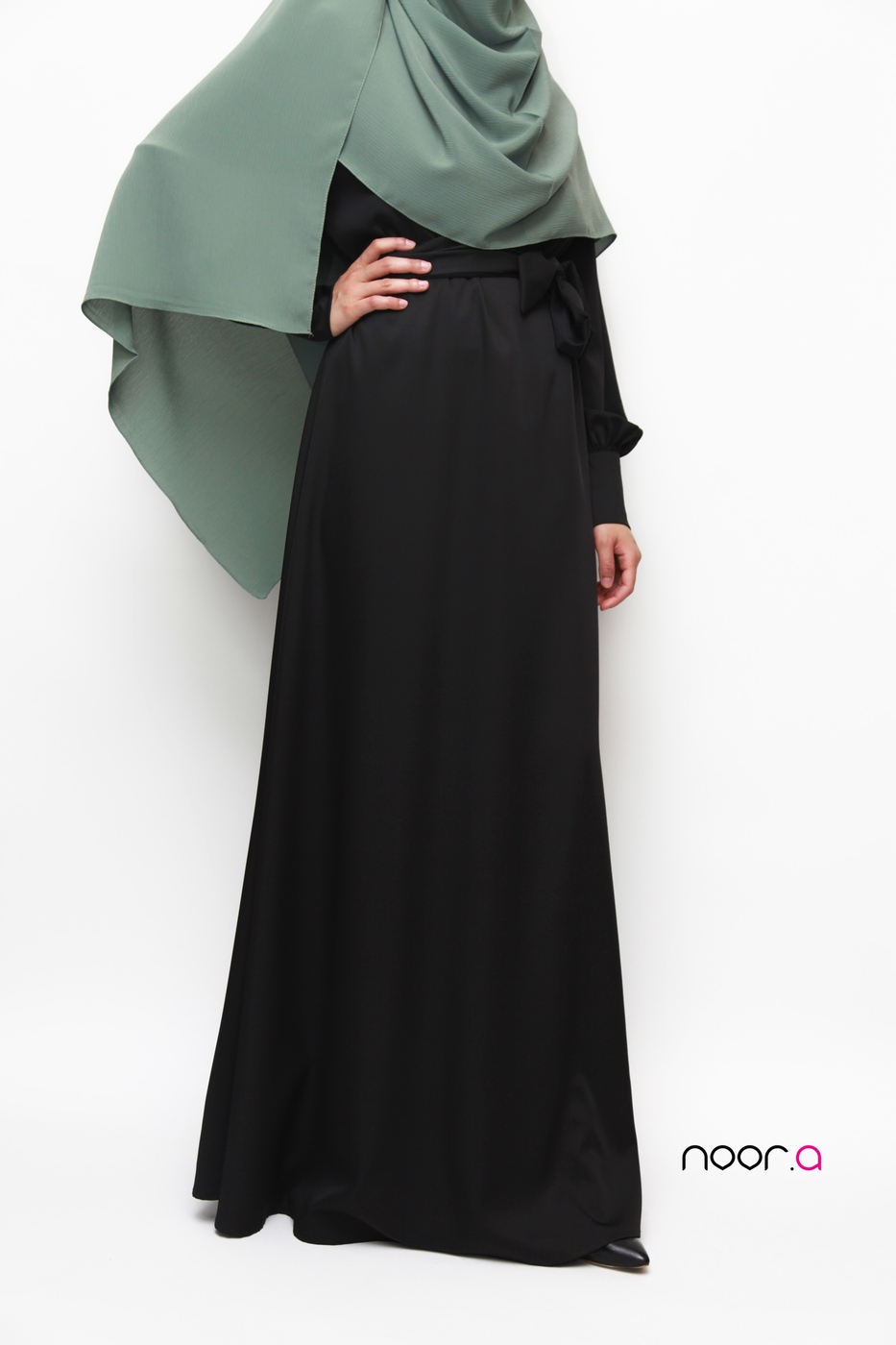 robe-abaya-anika-manches-bouffantes-creations-noora-noire-hijab-soie-de-medine-plissé-vert (6)