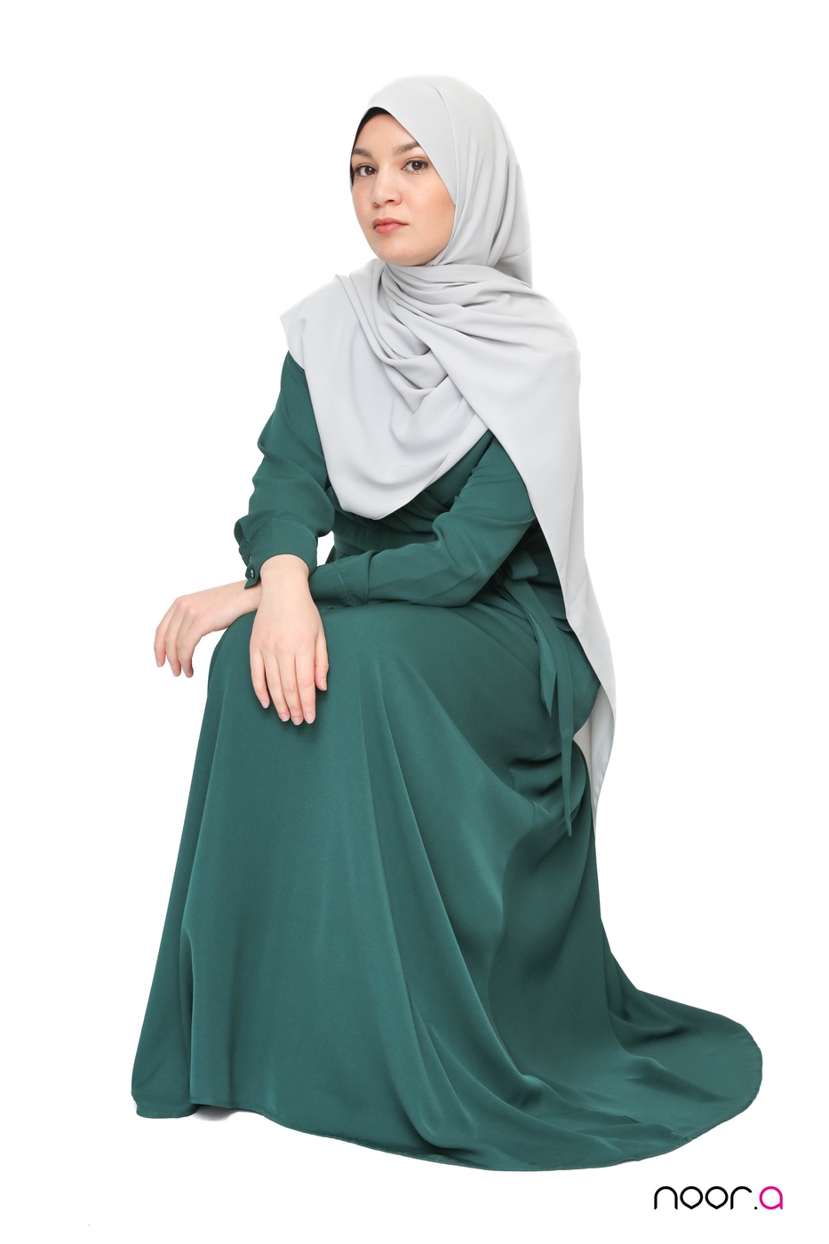 robe-longue-cache-coeur-vert-hijab-soie-de-medine-gris (3)
