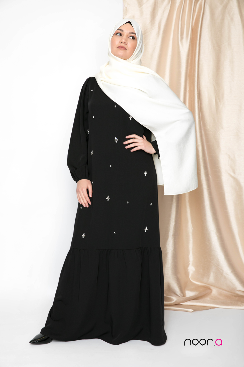 robe-longue-noire-aid2021-hijab-soie-de-medine